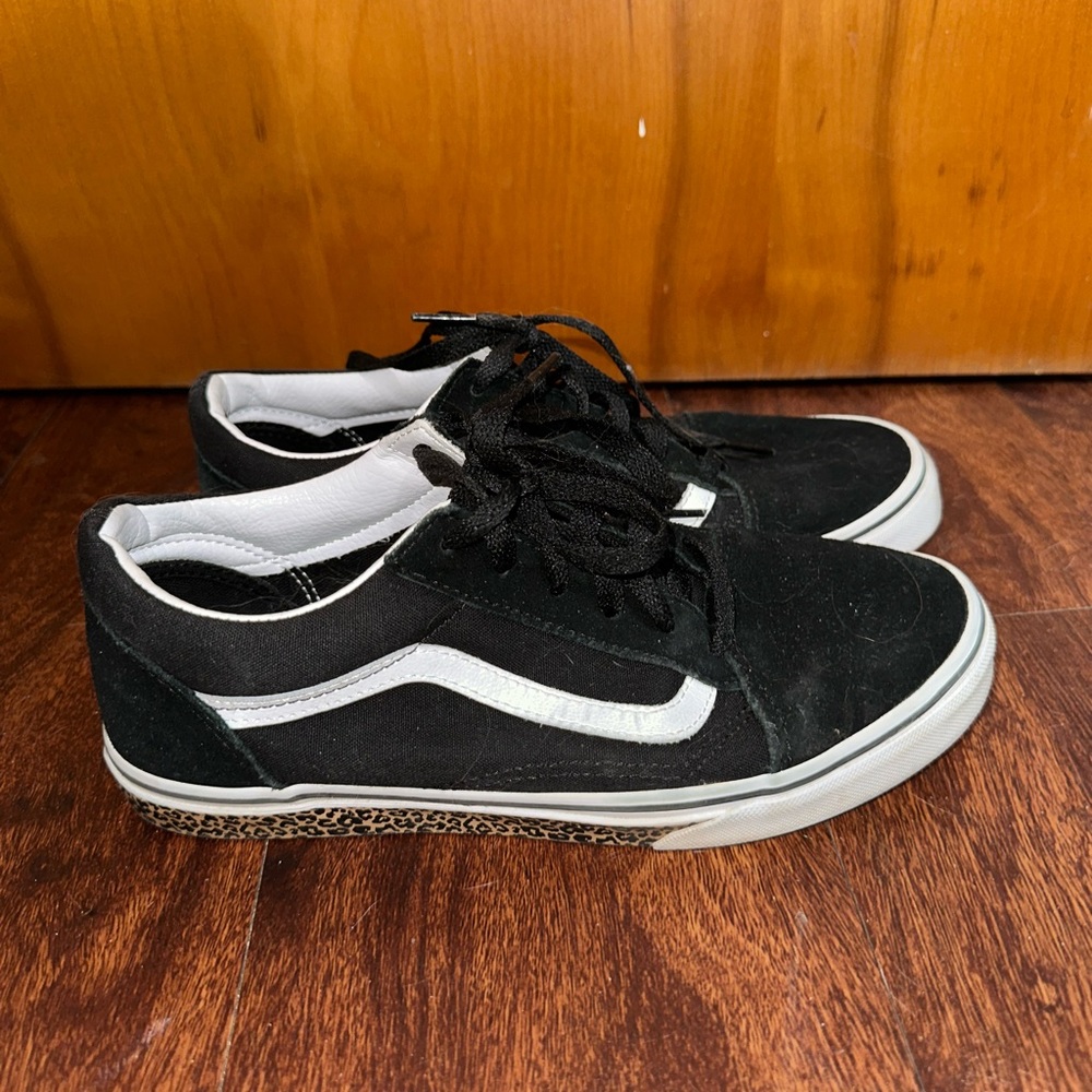 Youth black Vans Old Skool with leopard print size 6